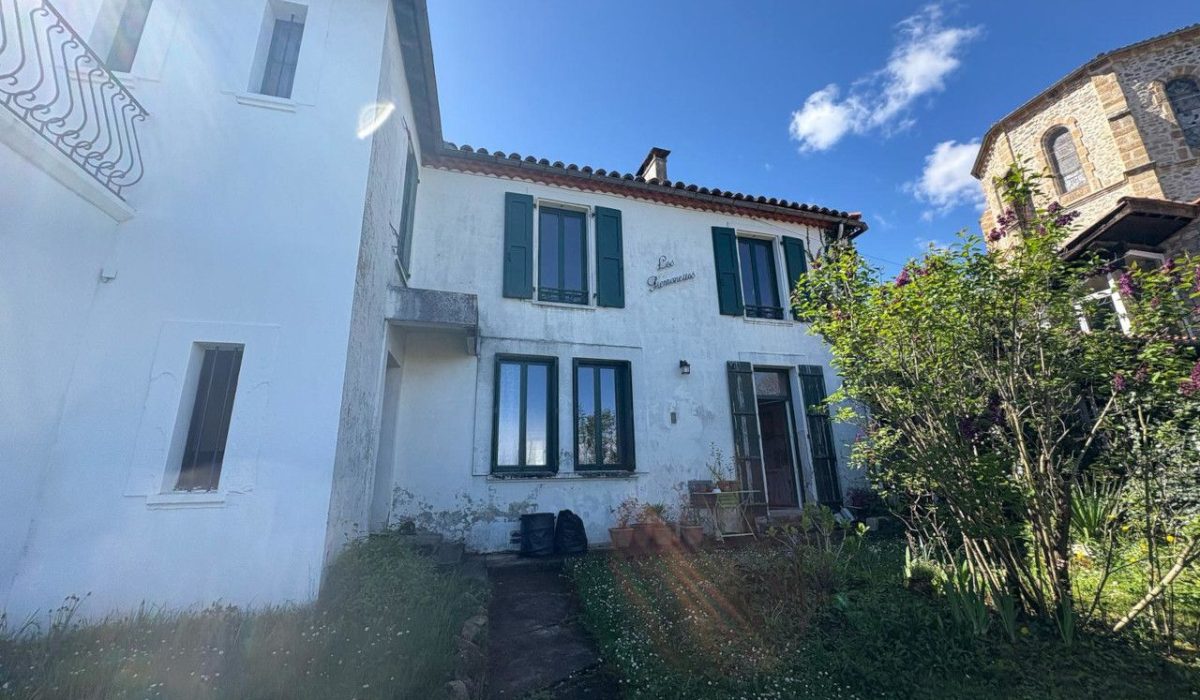 Les Logilles à Ganac, facade depuis l'entrée