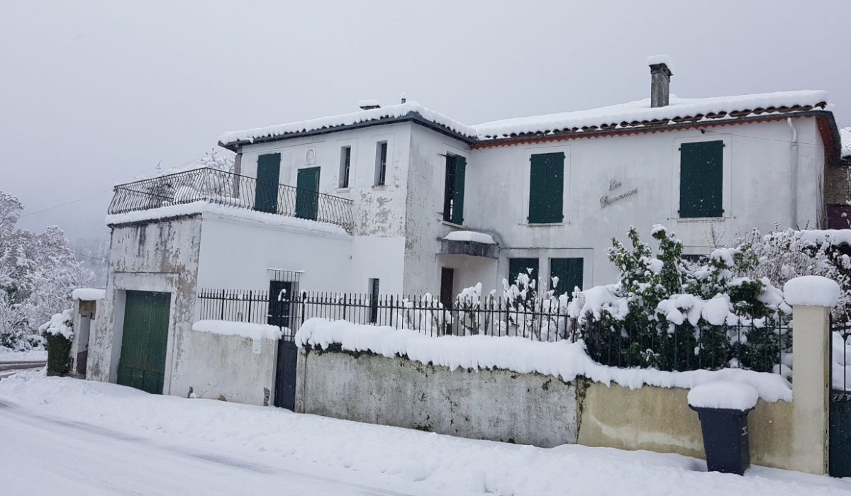 Les Logilles à Ganac, facade en hiver