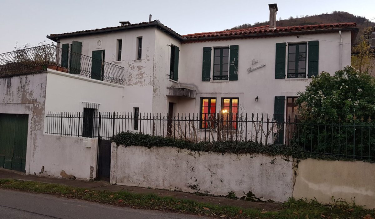 Les Logilles à Ganac, facade en début de soirée