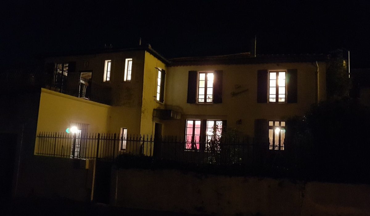 Les Logilles à Ganac, facade la nuit