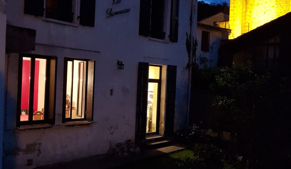 Les Logilles à Ganac : jardin de nuit