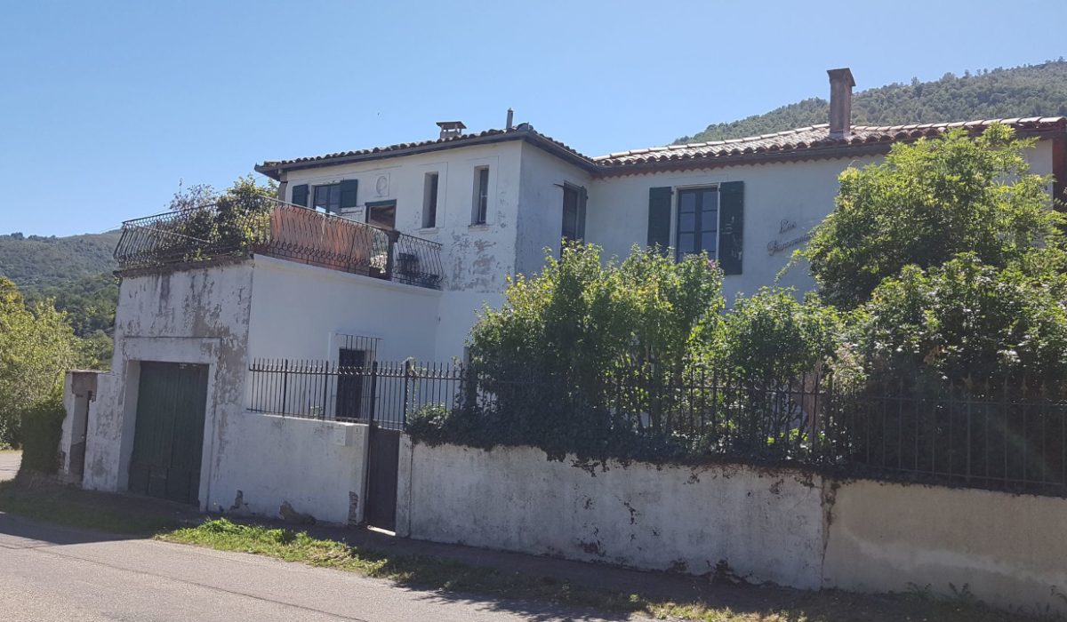 Les Logilles à Ganac, facade au printemps