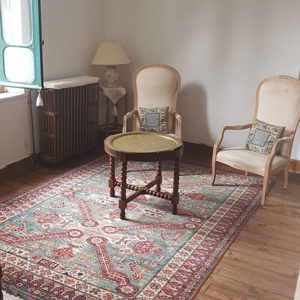 Gîte en Ariège : vue large sur le coin salon de la grande chambre