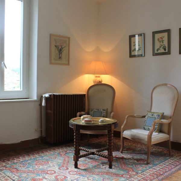Gîte en Ariège : fauteuils du coin salon de la grande chambre