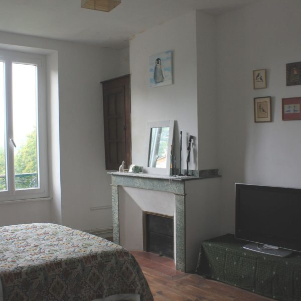 Gîte en Ariège : cheminée de la chambre gypaete