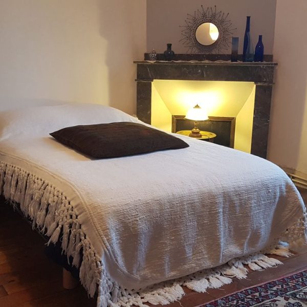 Gîte en Ariège : vue sur lit de la petite chambre