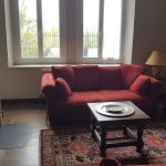 Gîte en Ariège : canapé rouge salon