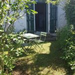 Les Logilles : coin repas jardin avant